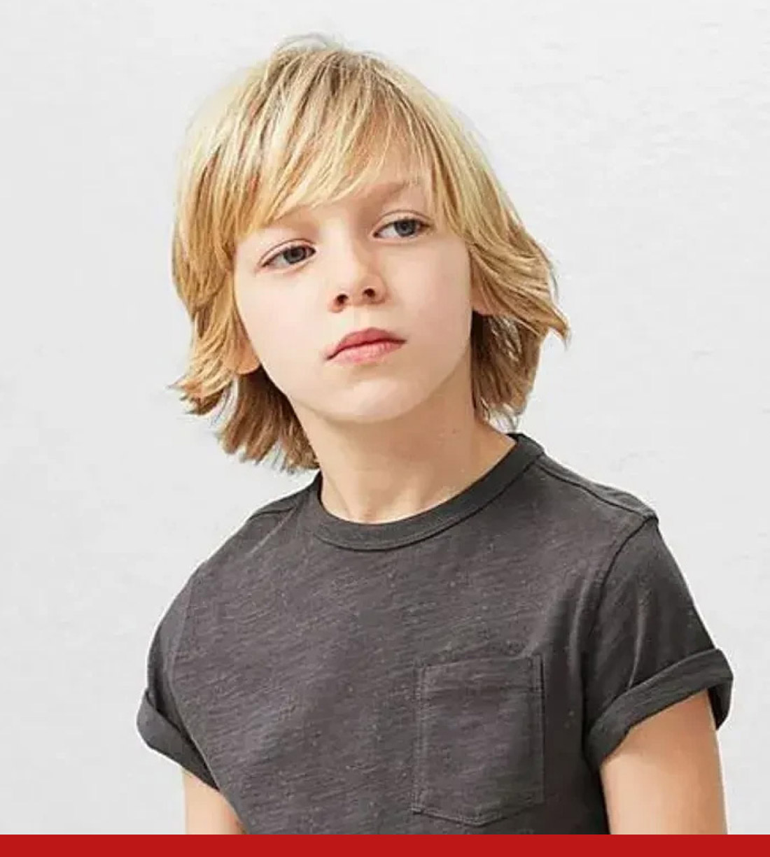 NIÑO CON PELO LARGO CON FLEQUILLO